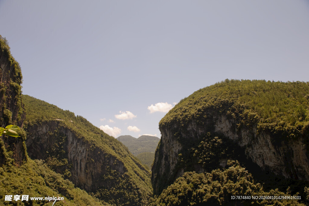 恩施壮丽山峦间的自然美景