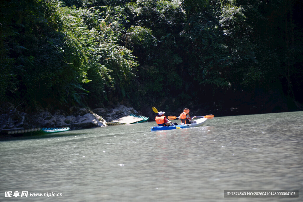 恩施河上漂流的多彩皮划艇