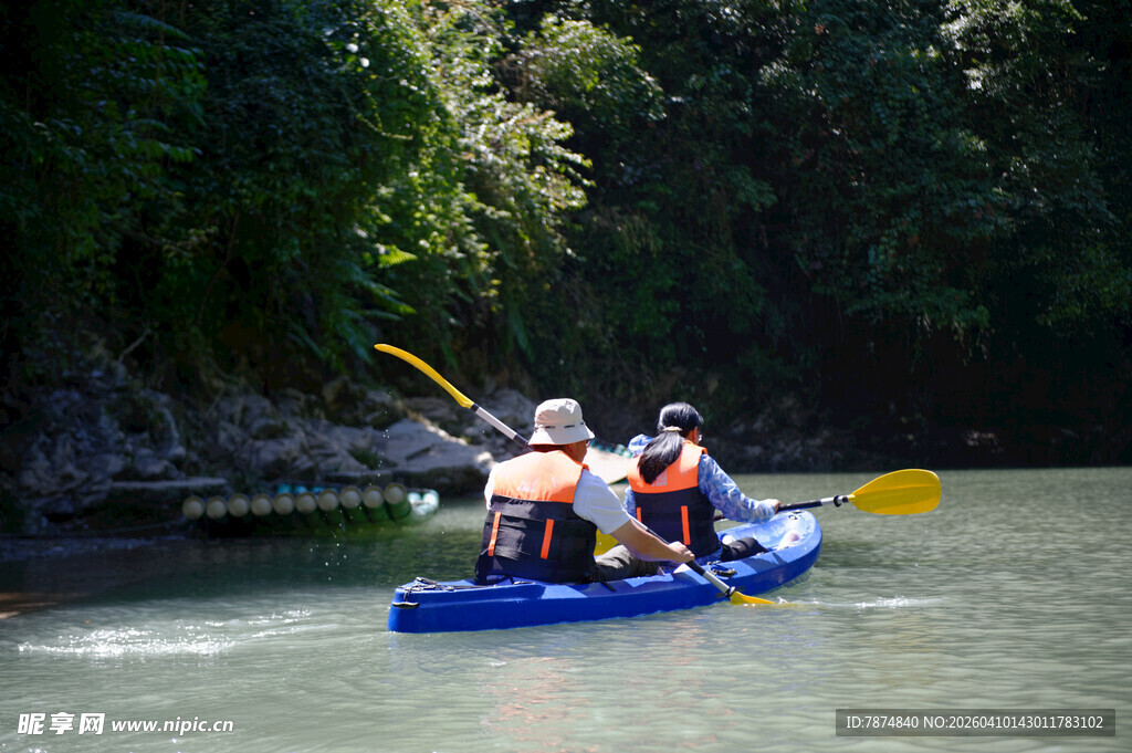 恩施两人乘皮划艇于河道中