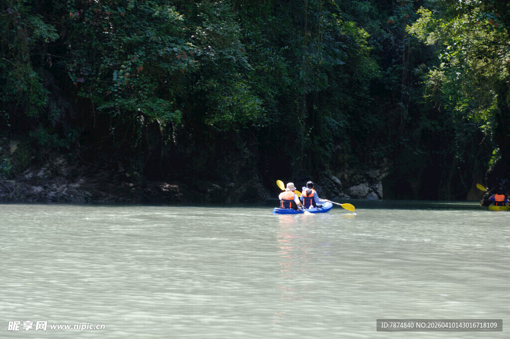 恩施河上漂流的人们