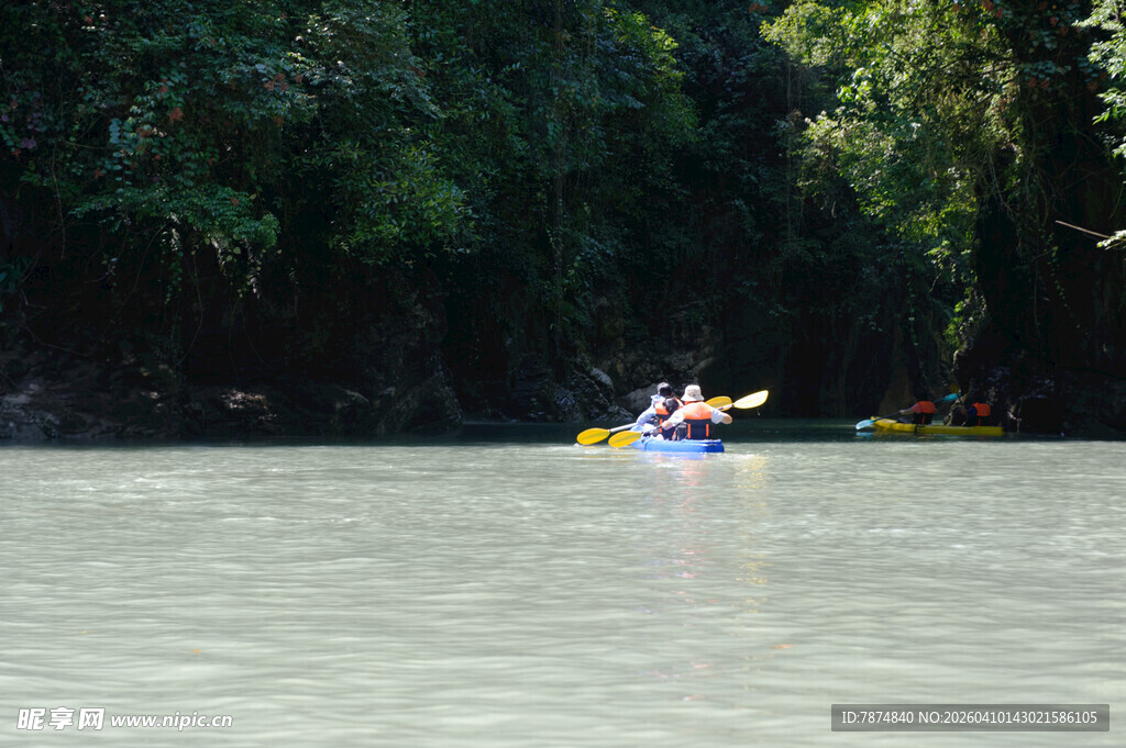 恩施河上泛舟赏景