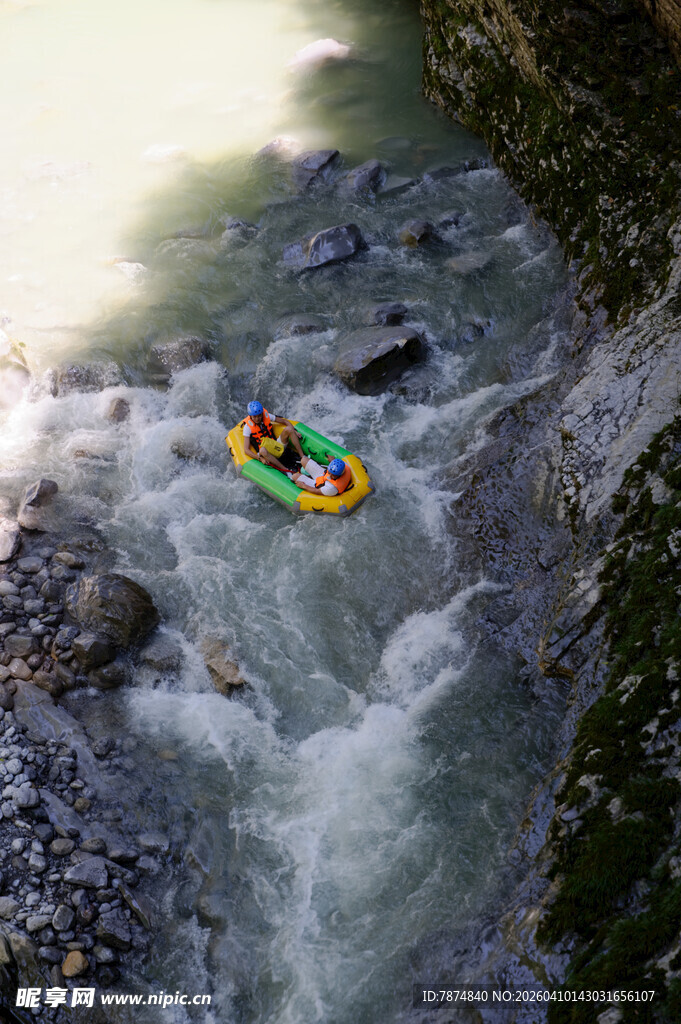 恩施激流中皮划艇冒险