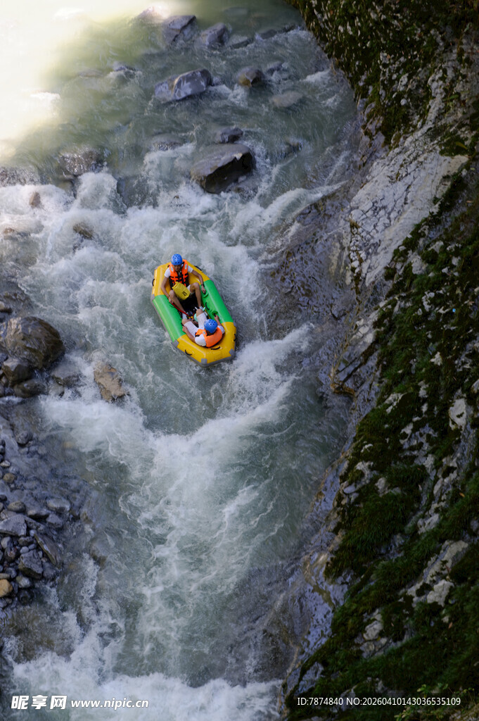 恩施激流中皮划艇惊险漂流