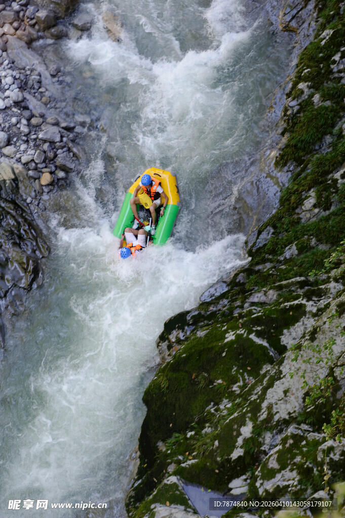 恩施激流中皮划艇冒险瞬间
