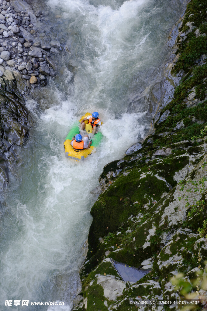 恩施激流中单人皮划艇冒险