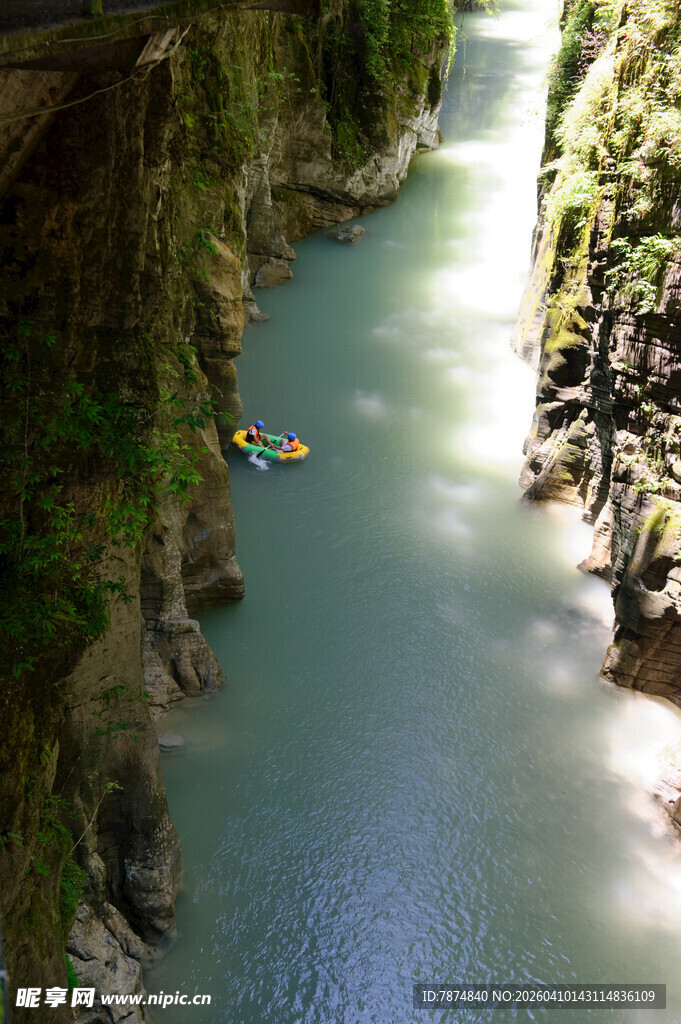 恩施峡谷中漂流的皮划艇