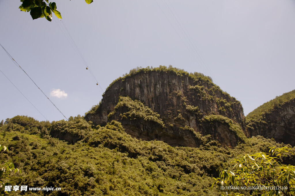 恩施绿意盎然的巍峨山峰