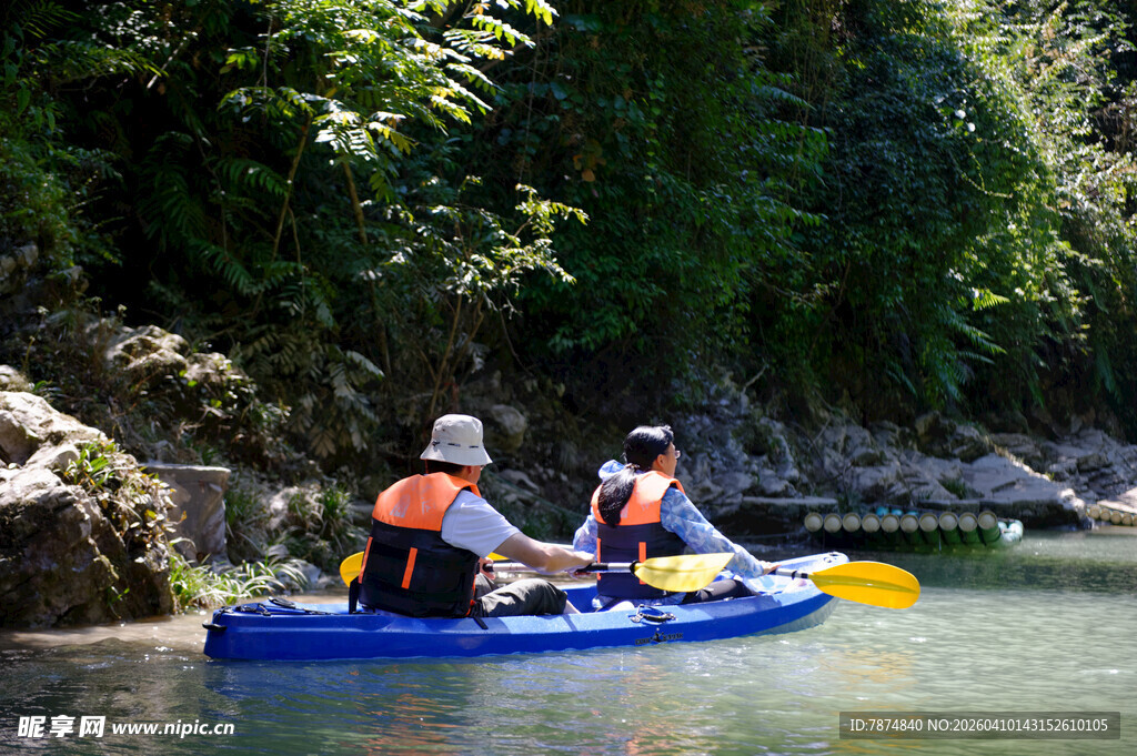 恩施两人皮划艇畅游山水间