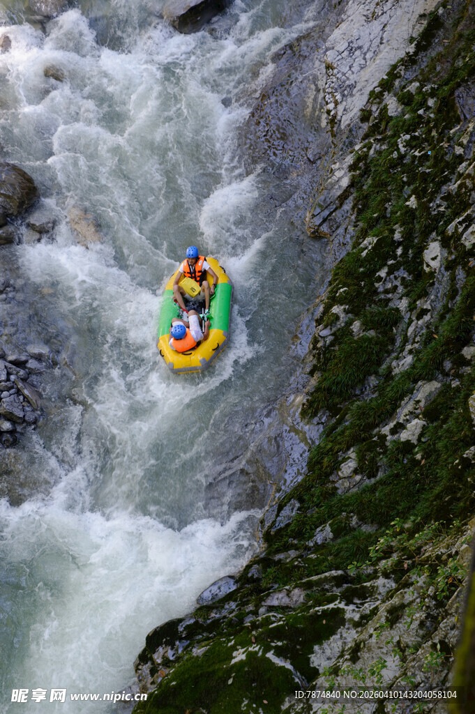 恩施激流中皮划艇探险