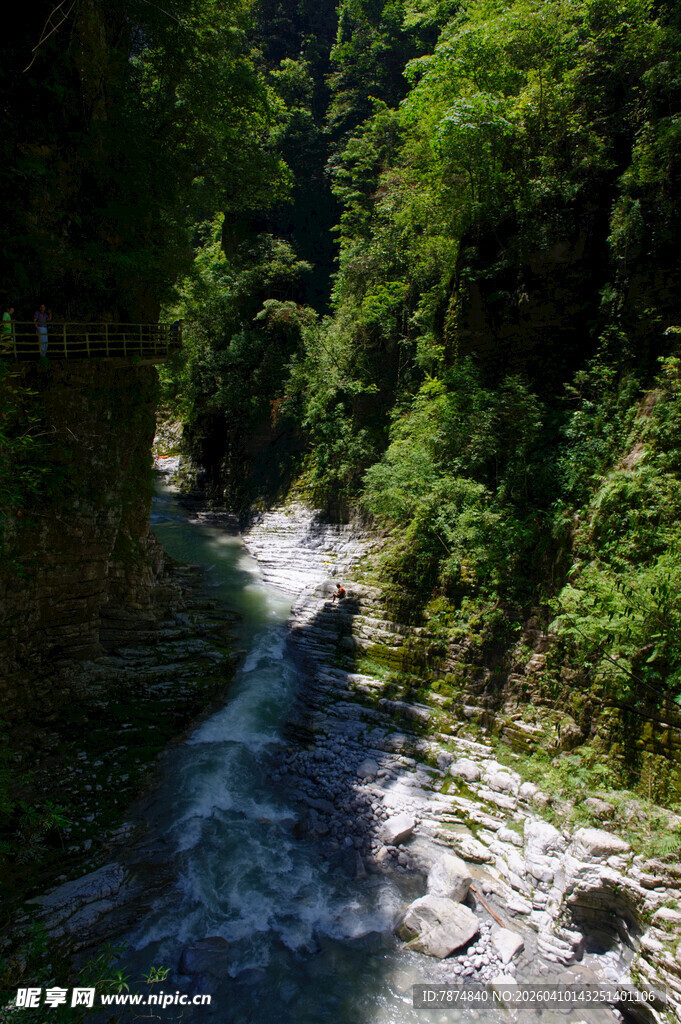 恩施山间湍急溪流 绿意环绕