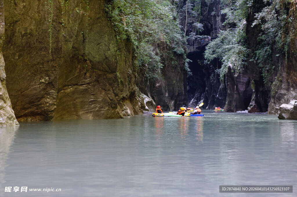 恩施峡谷漂流探险的精彩瞬间