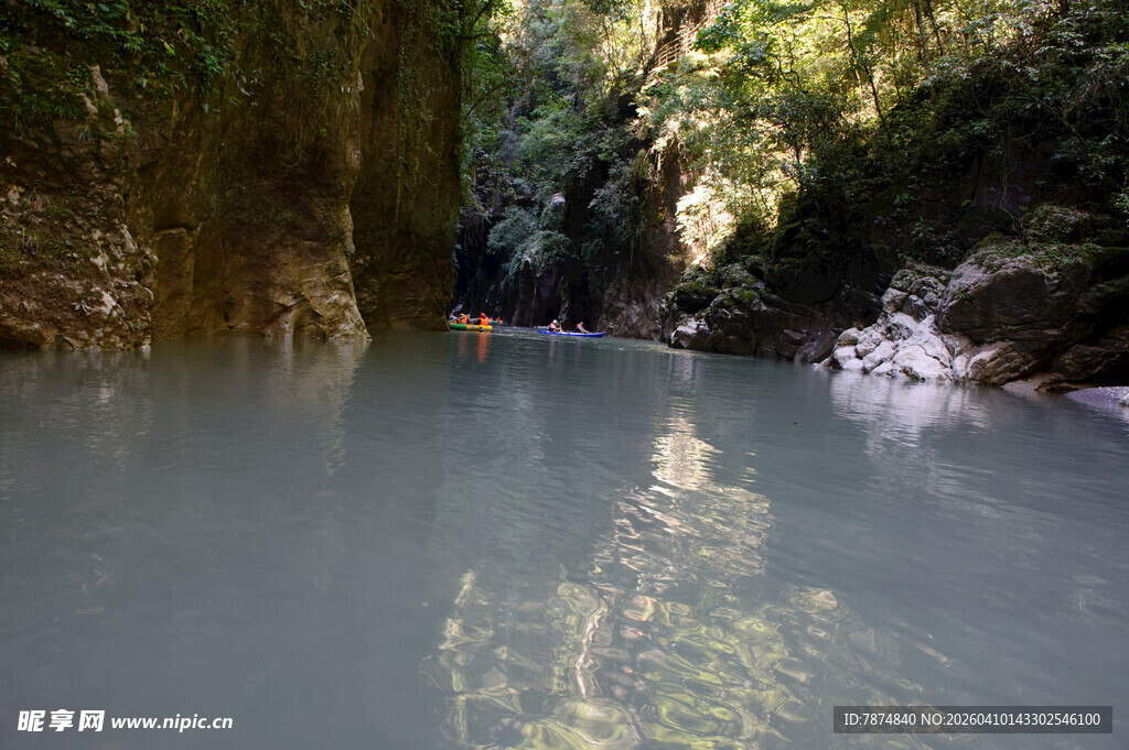 恩施峡谷中的静谧水域