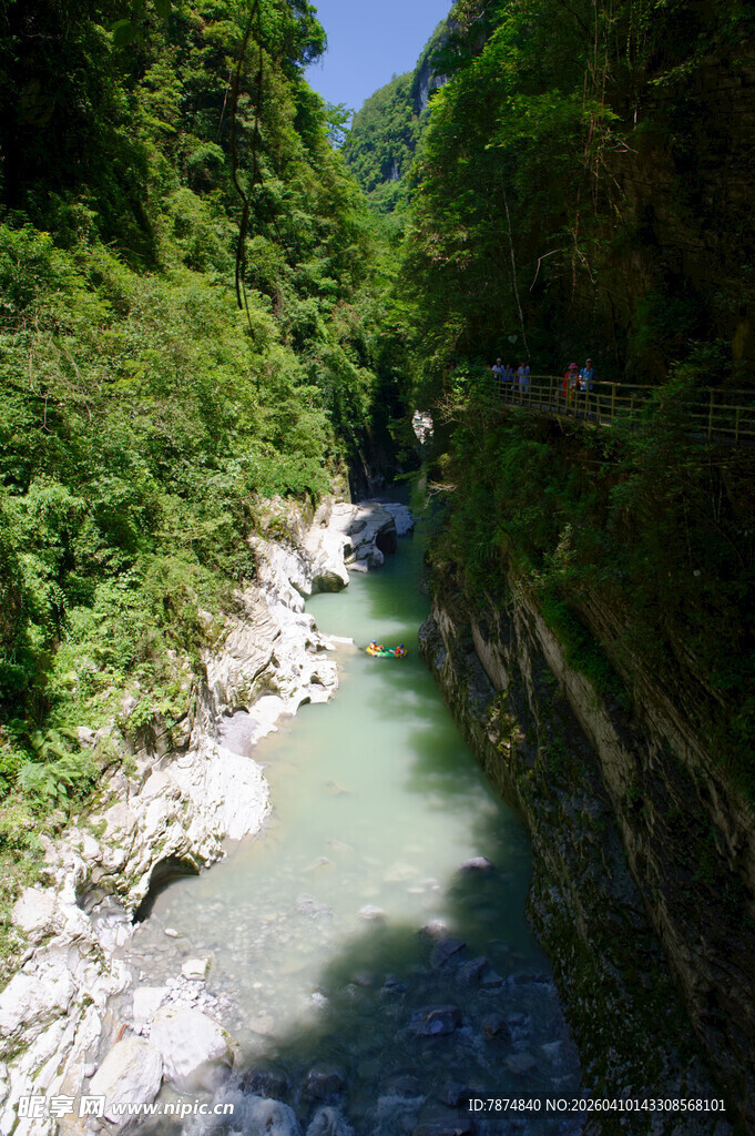 恩施山间清幽河谷美景