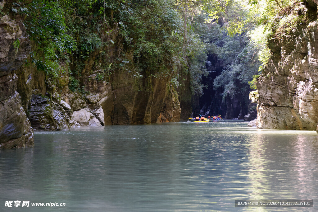 恩施峡谷中泛舟的宁静美景