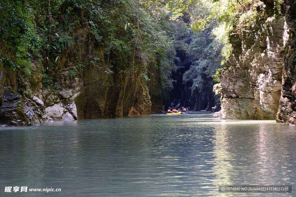 恩施峡谷间的宁静水域