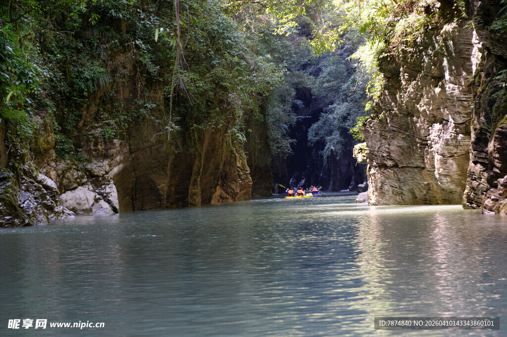 恩施峡谷中的宁静绿水竹筏