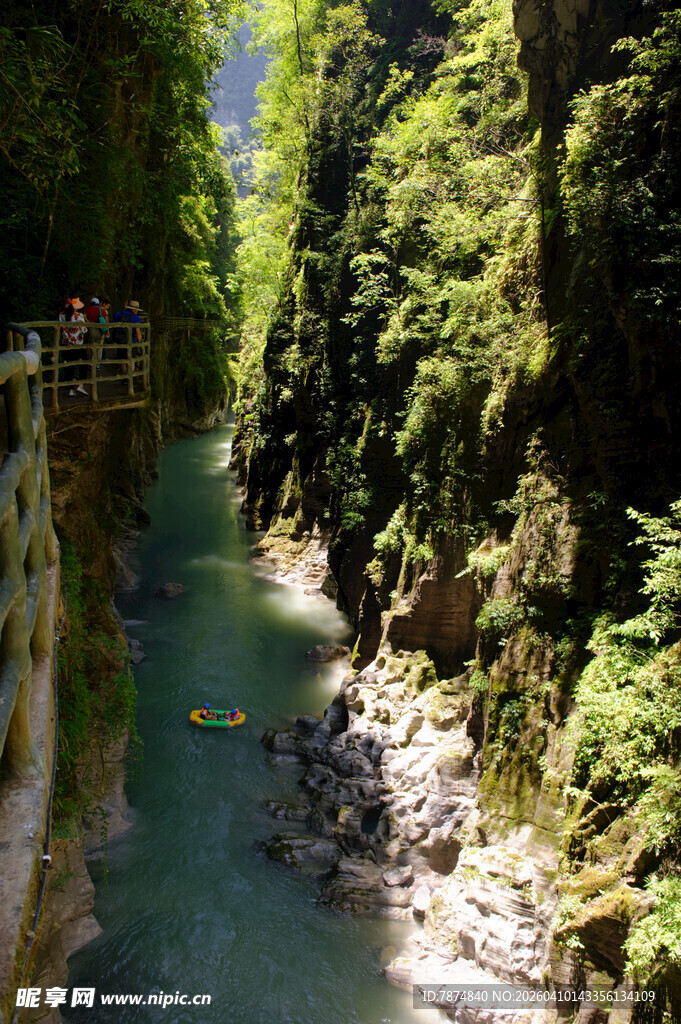 恩施峡谷间的碧绿溪流美景