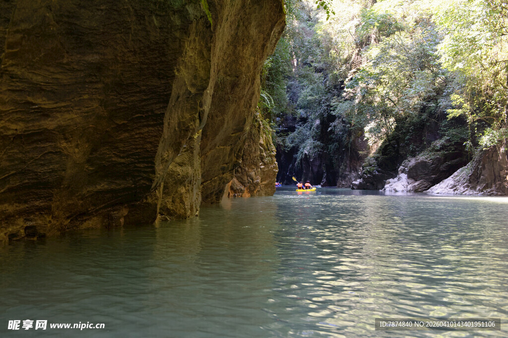 恩施峡谷中的清澈水域