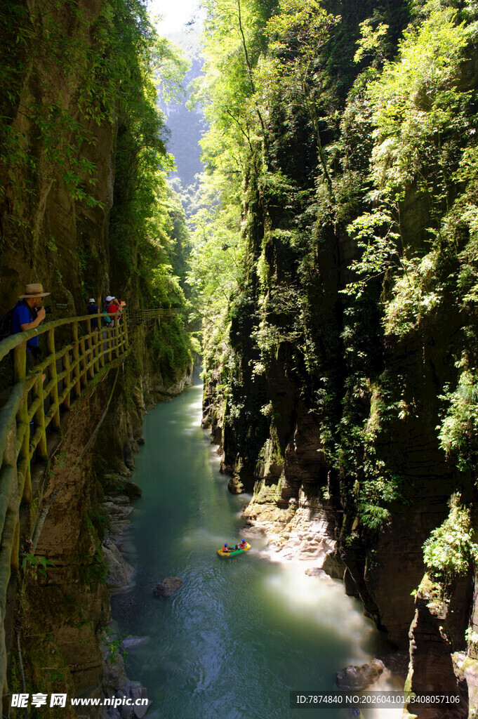 恩施峡谷溪流美景