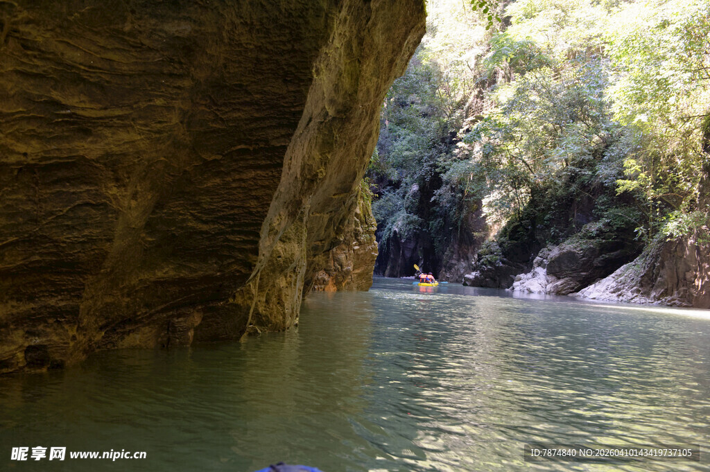 恩施峡谷水畔的自然美景