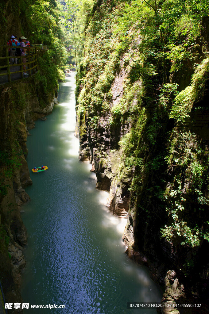 恩施峡谷间的翠绿河流美景