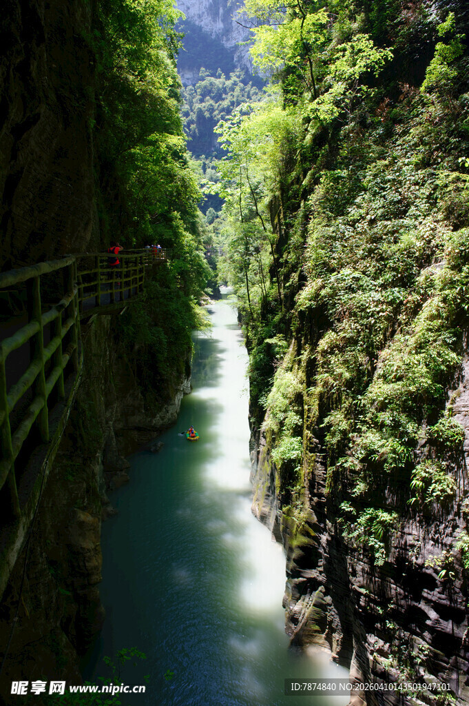 恩施峡谷间的潺潺溪流