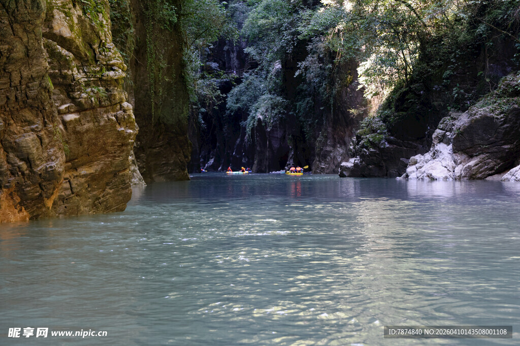 恩施峡谷间的清澈水域风光