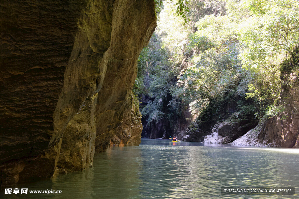 恩施峡谷碧水间的自然奇观