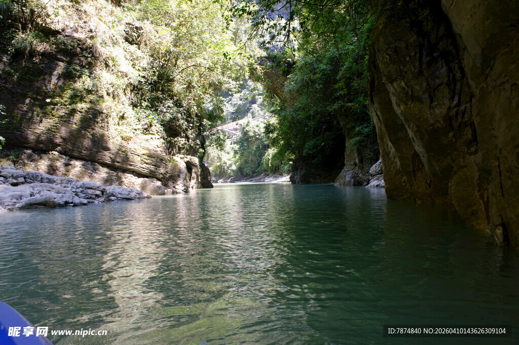 恩施峡谷中的清冽河流