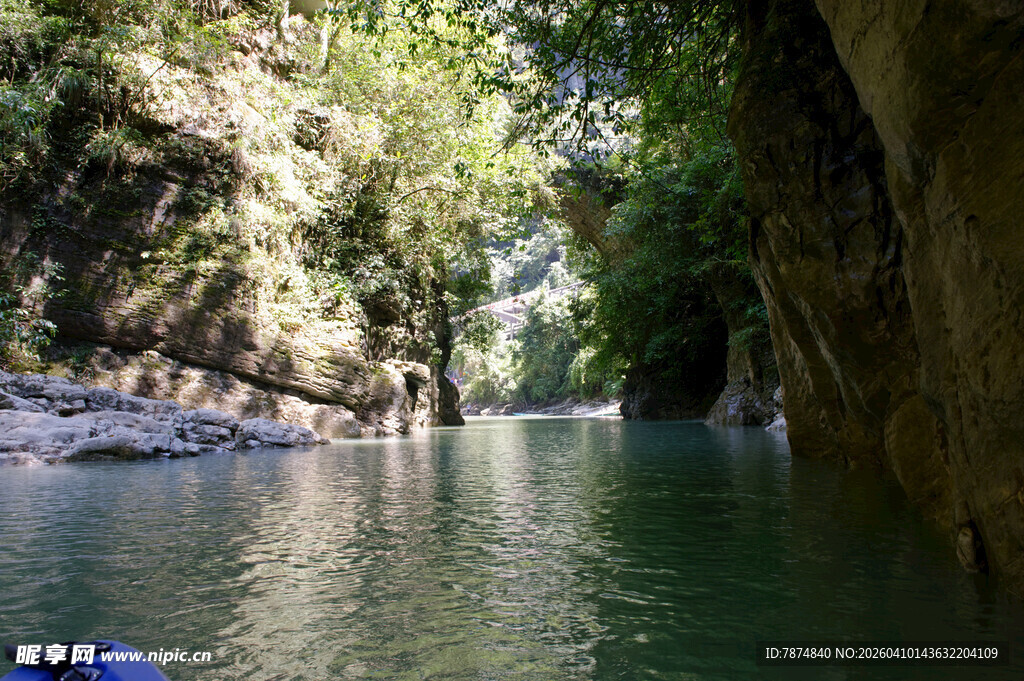 恩施山间清幽河流景色