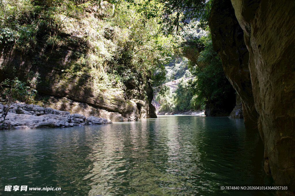 恩施幽静河谷中的清澈溪流