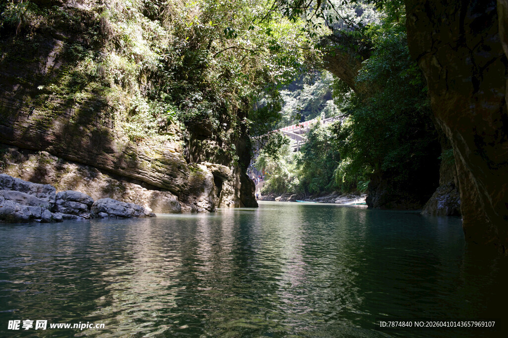 恩施幽静河谷中的清澈河流