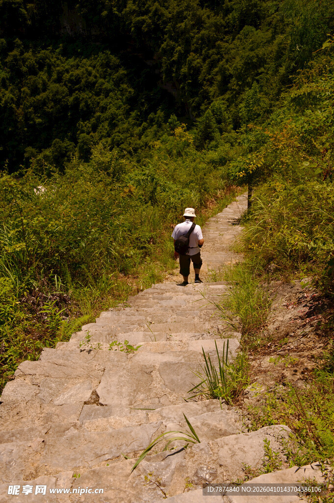 恩施两人徒步山间石阶