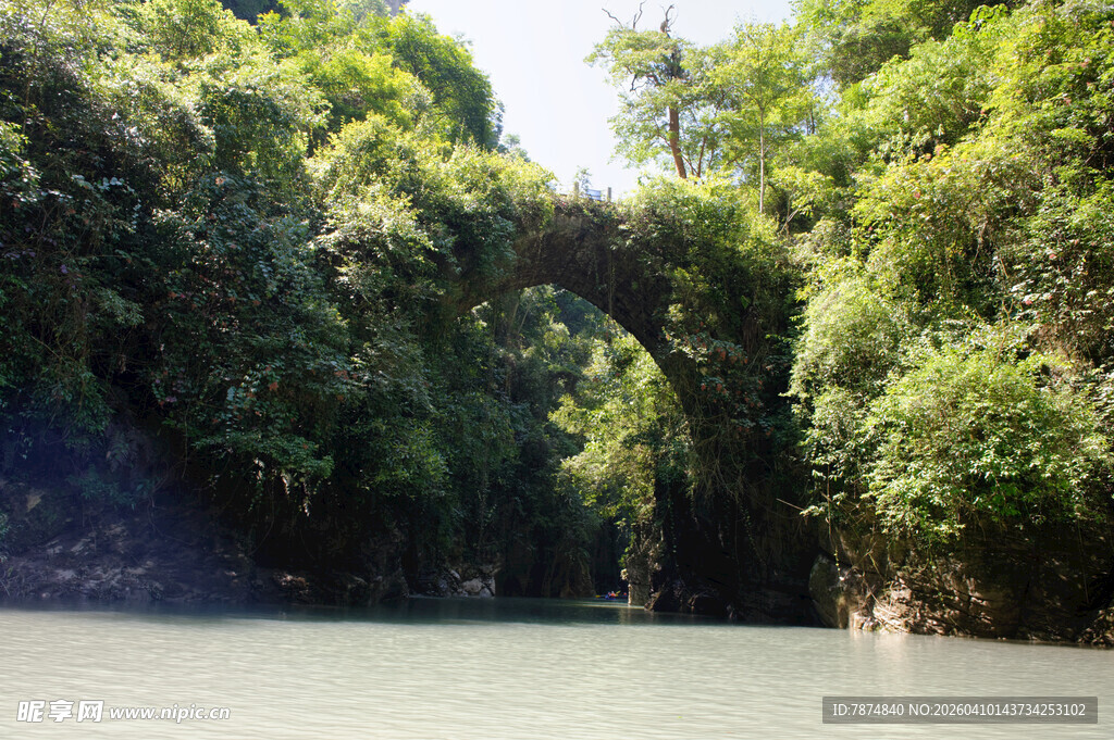 恩施古桥横跨绿水 隐于丛林