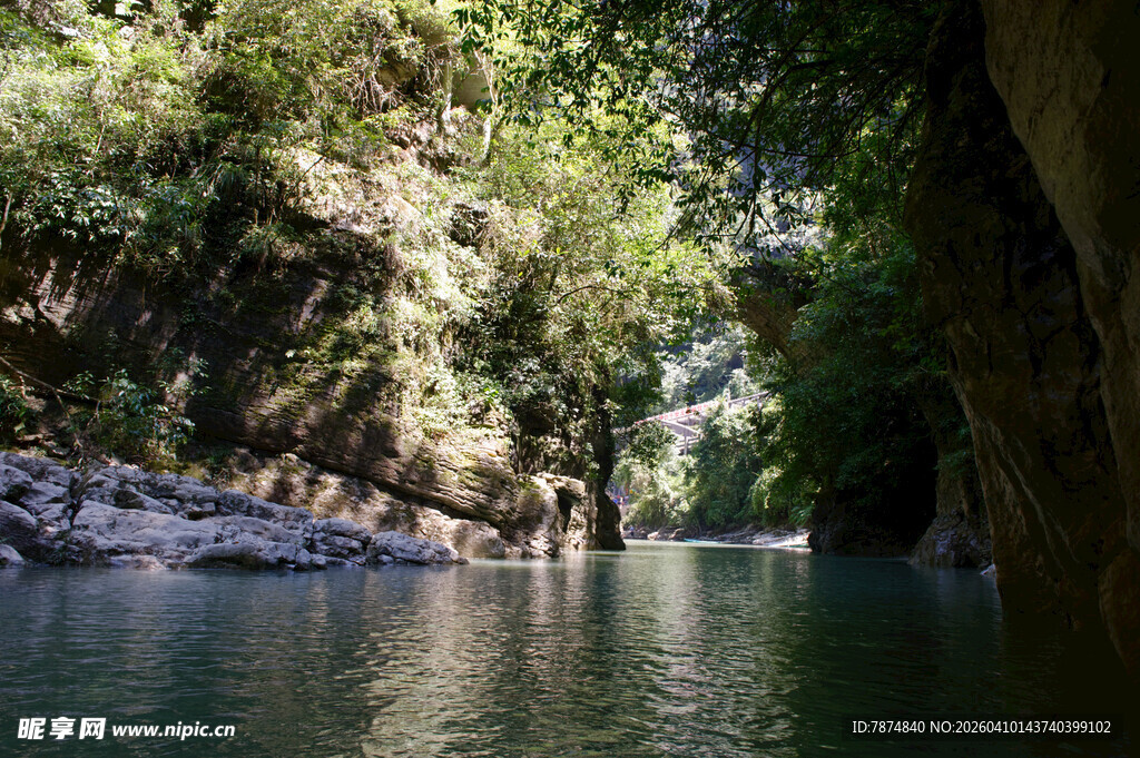 恩施静谧河谷中的清幽水域