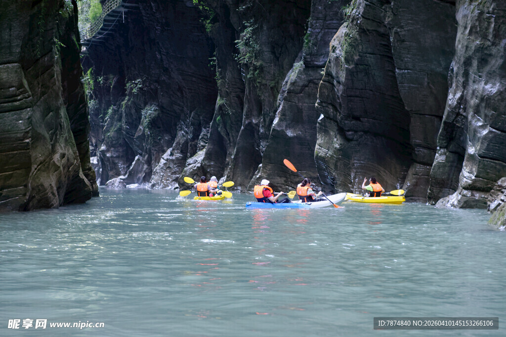 恩施峡谷中皮划艇水上探险