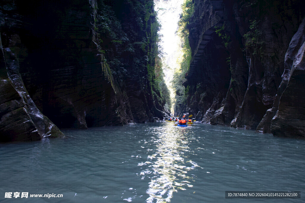 恩施峡谷河道中的皮划艇之旅