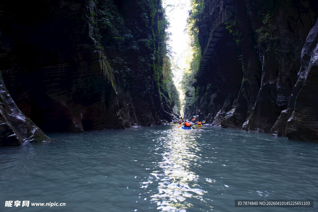 恩施峡谷中皮划艇穿行美景