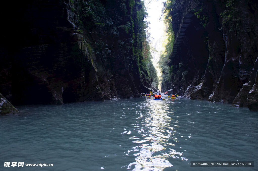 恩施峡谷中皮划艇穿行美景