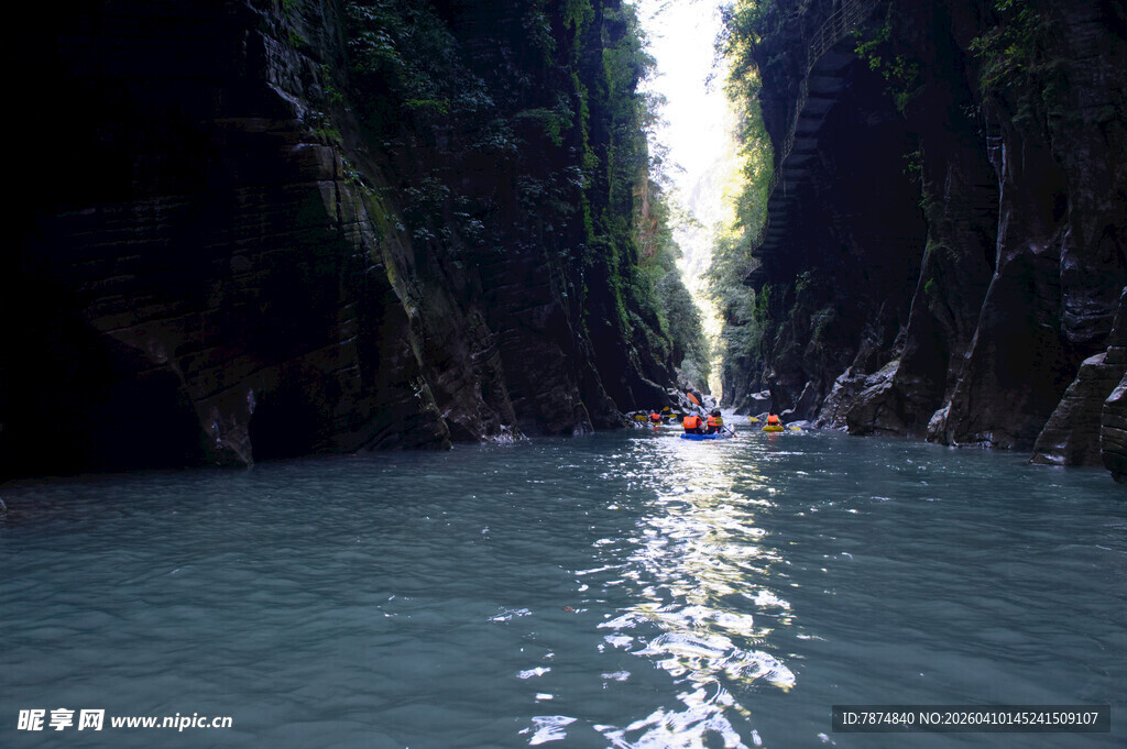 恩施峡谷河道中皮划艇穿行