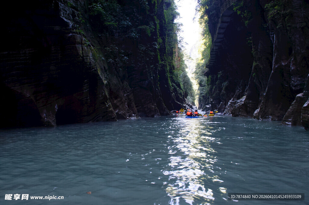 恩施峡谷中皮划艇穿行