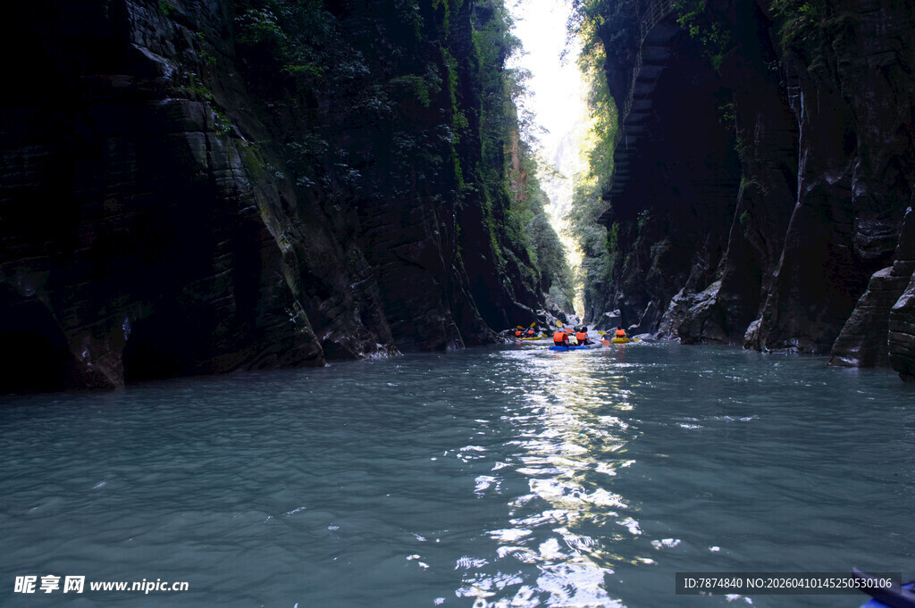 恩施峡谷河道中的皮划艇探险