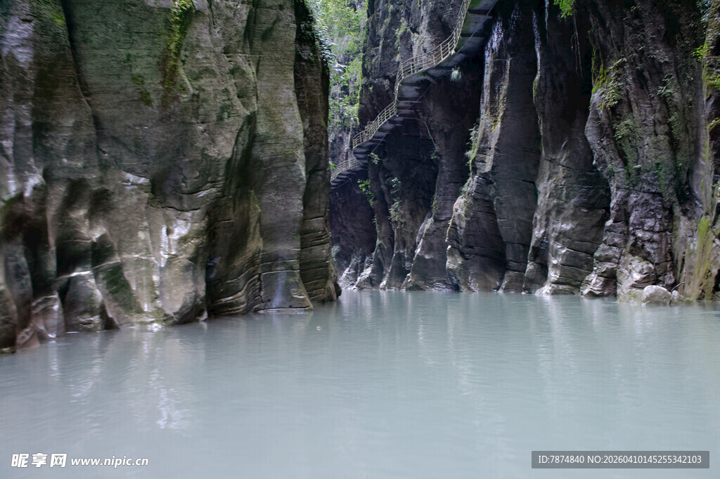 恩施峡谷中的清澈水域