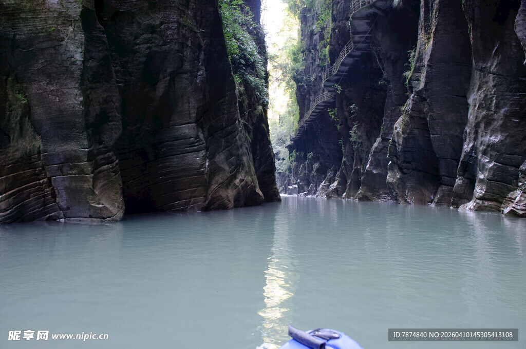 恩施峡谷中泛舟的美丽景致