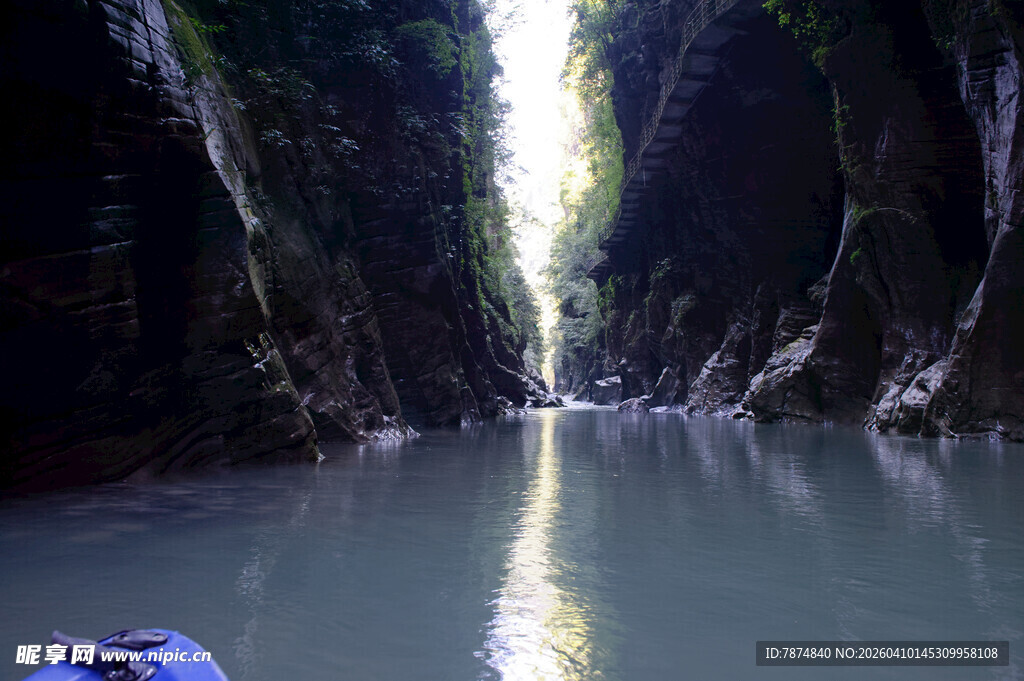 恩施峡谷泛舟 探自然清幽之境