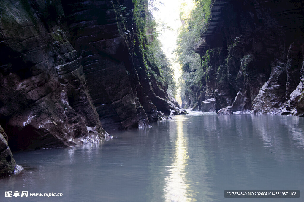 恩施峡谷中的静谧河流