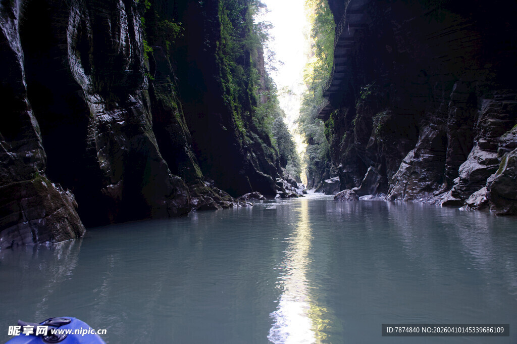恩施峡谷中的宁静水域
