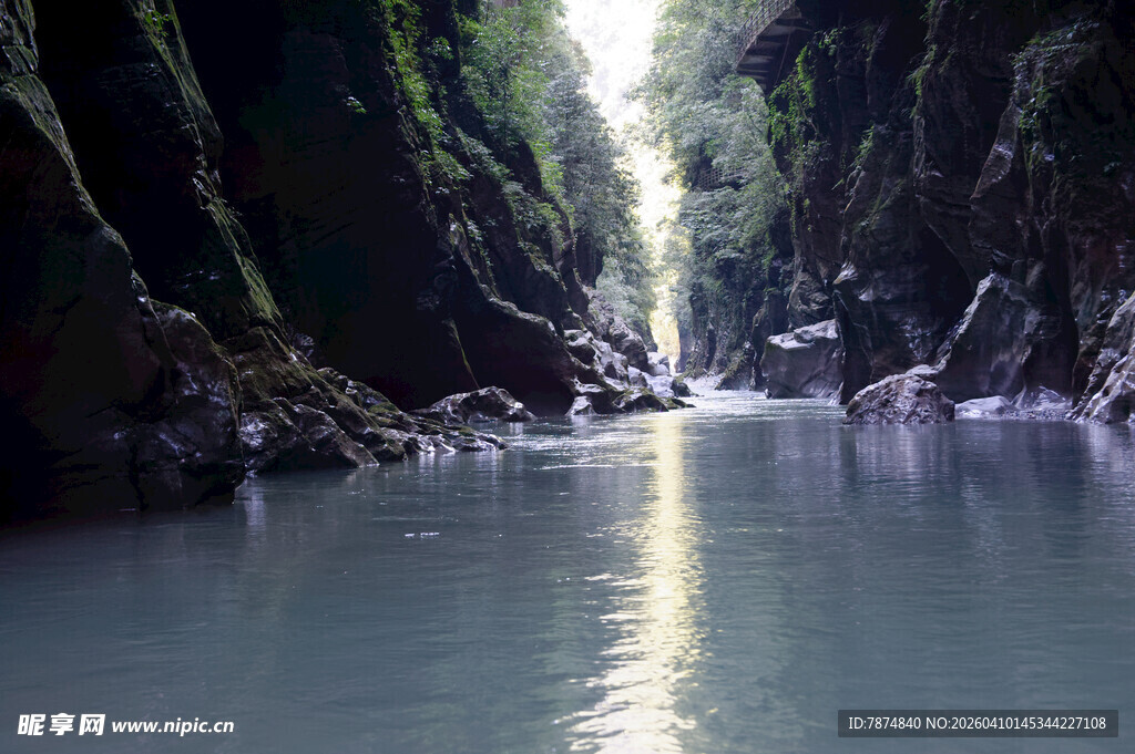 恩施峡谷中的宁静河流