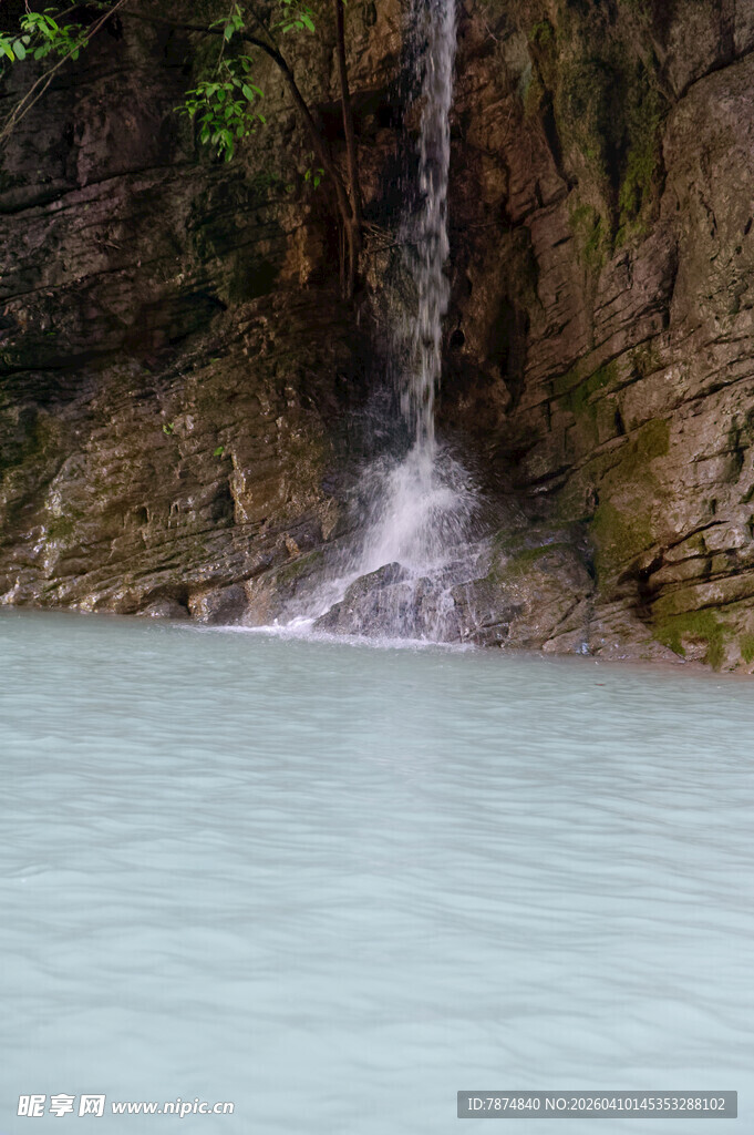 恩施山间清潭瀑布美景