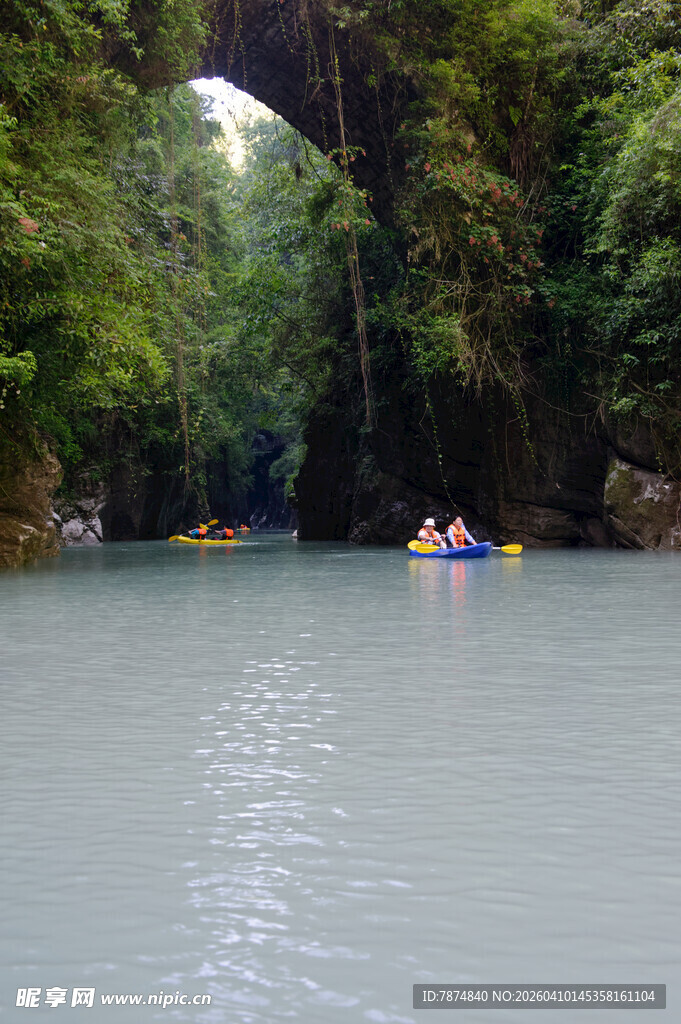 恩施河上漂流赏两岸繁茂绿植